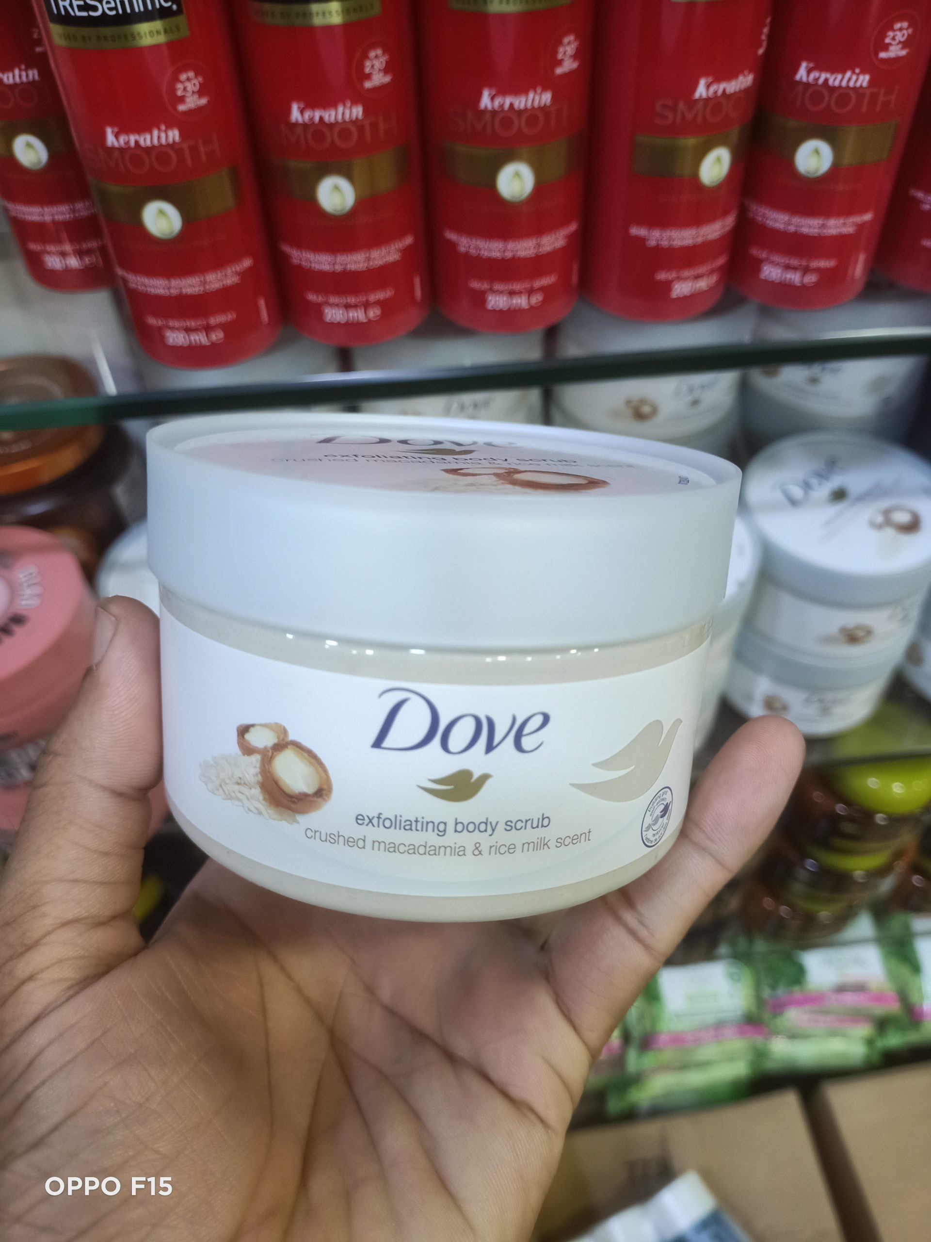 Dove Exfoliating Body Scrub Macadamia & Rice Milk 225ml - Image 3